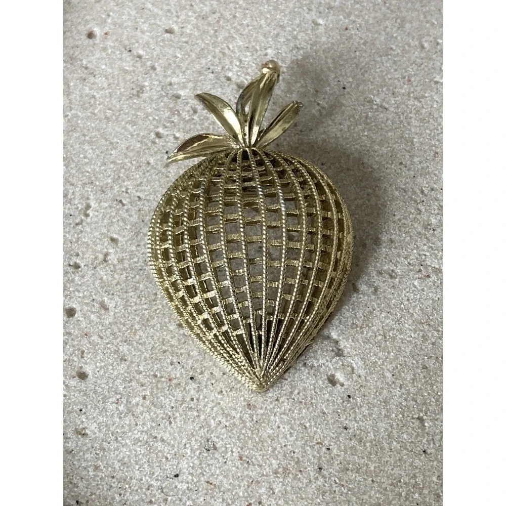 Vintage Gold Tone Openwork Strawberry Brooch Pin Textured‎ Fruit Figural